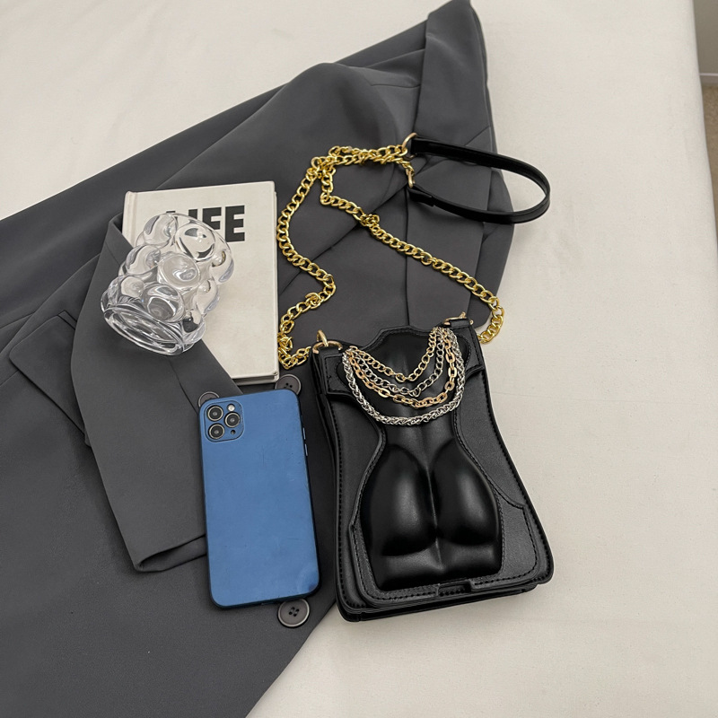 Kleine Schultertasche für Damen ⎜ Modische Handtasche im einzigartigen Design mit Kettenakzent