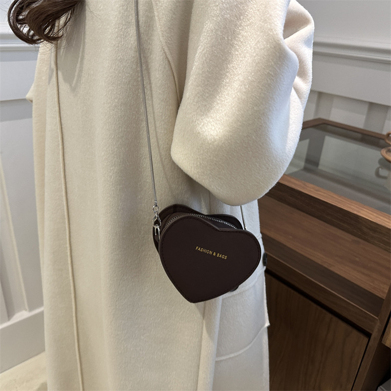 Umhängetasche für Damen ⎜ Retro-Minibag in Herzform mit Kette für stylische Outfits und besondere Anlässe