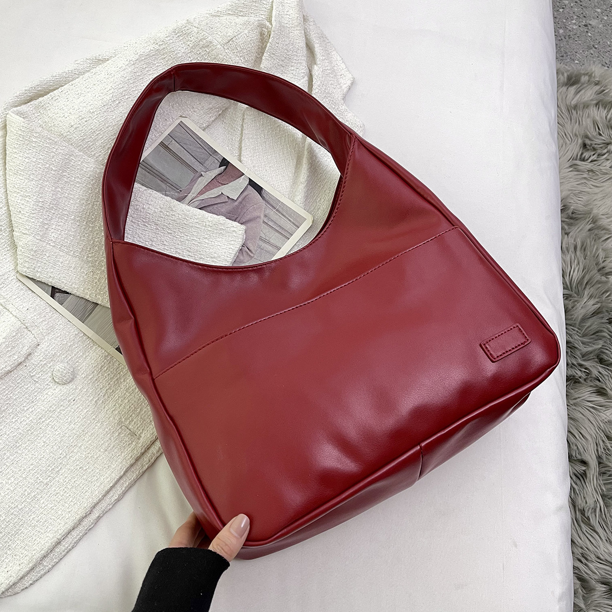 Damentasche im Hobo-Stil ⎜ Geräumige Schultertasche aus Leder für den Alltag und Büro