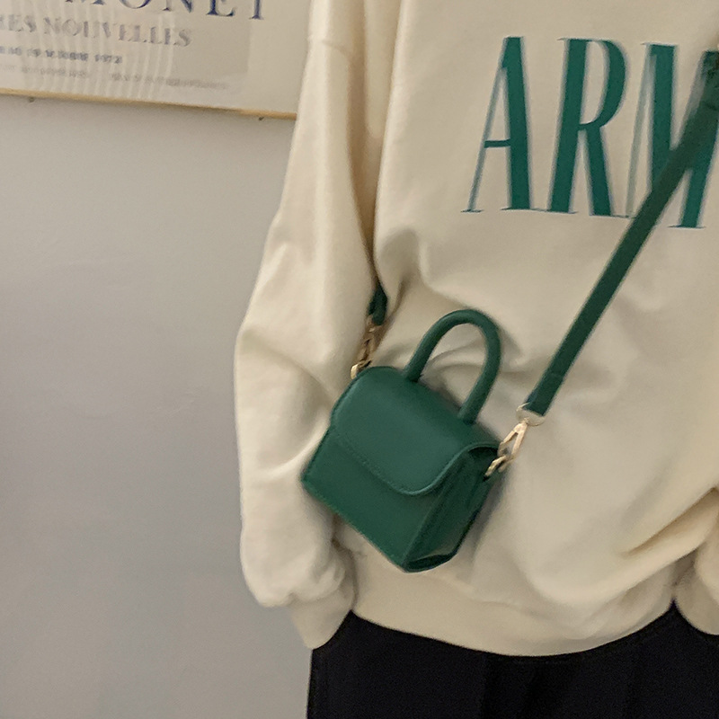 Mini Umhängetasche für Damen ⎜ Stilvolle Quadrattasche mit Tragegriff und verstellbarem Gurt für Alltag und Ausgehen