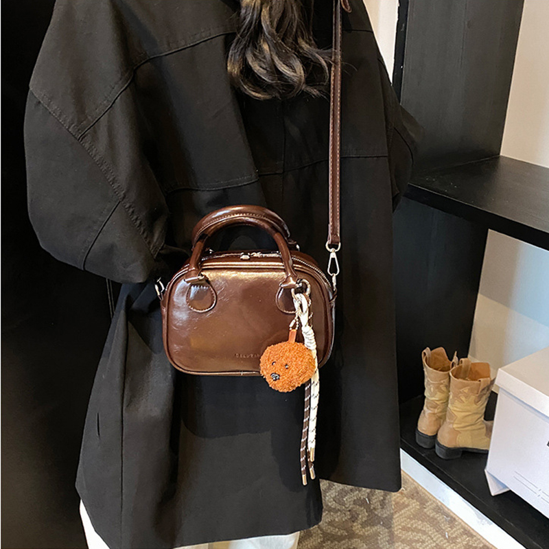Damen Handtasche mit Umhängeriemen ⎜ Kompakte Schultertasche im eleganten Look für Alltag und Freizeit