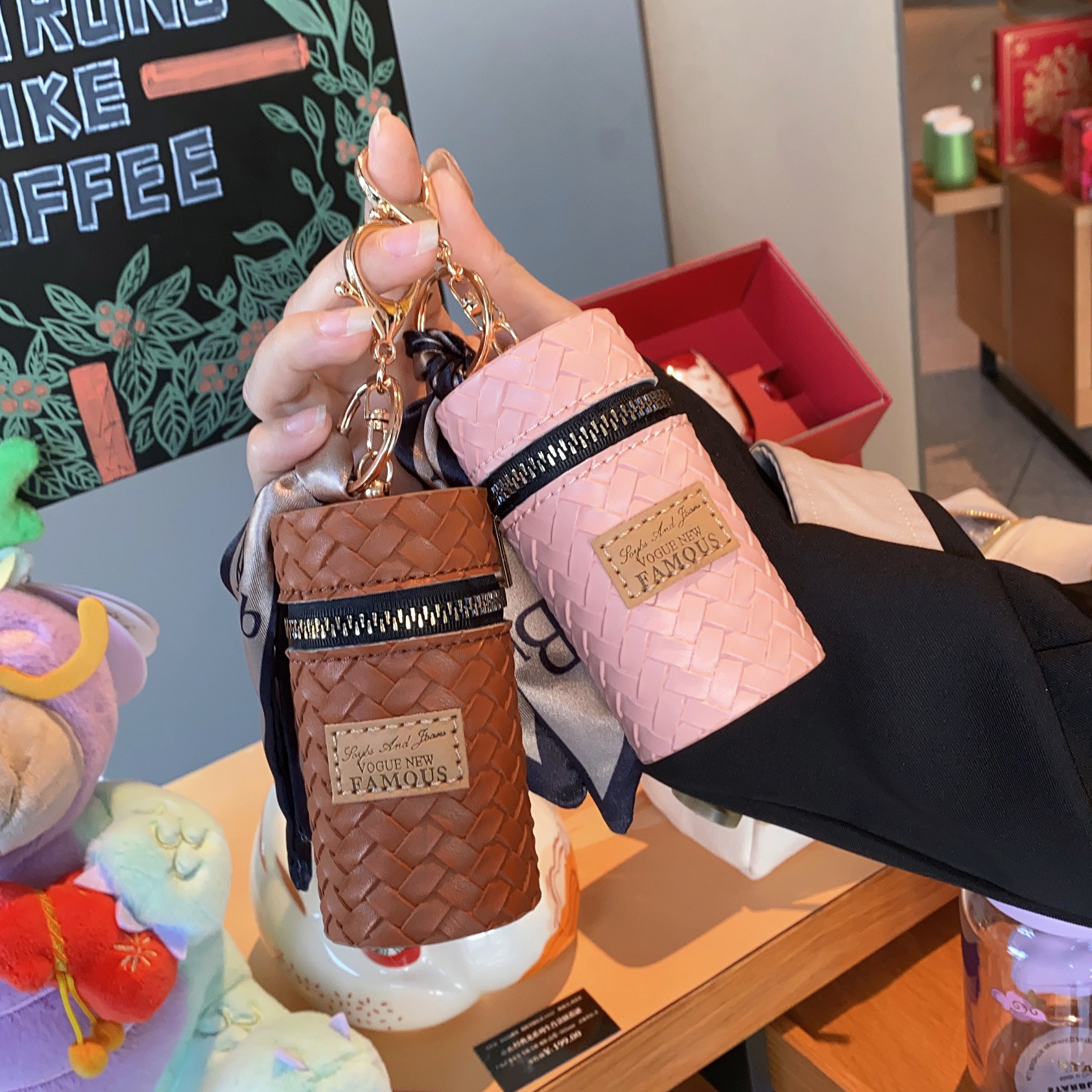 Mini Kosmetiktasche mit Anhänger ⎜ Stilvolle Zylindertasche für Münzen, Lippenstift und Kleinigkeiten unterwegs