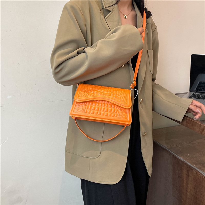 Damen Schultertasche mit Kroko-Struktur ⎜ Kompakte Crossbody-Bag für Alltag und sommerliche Looks