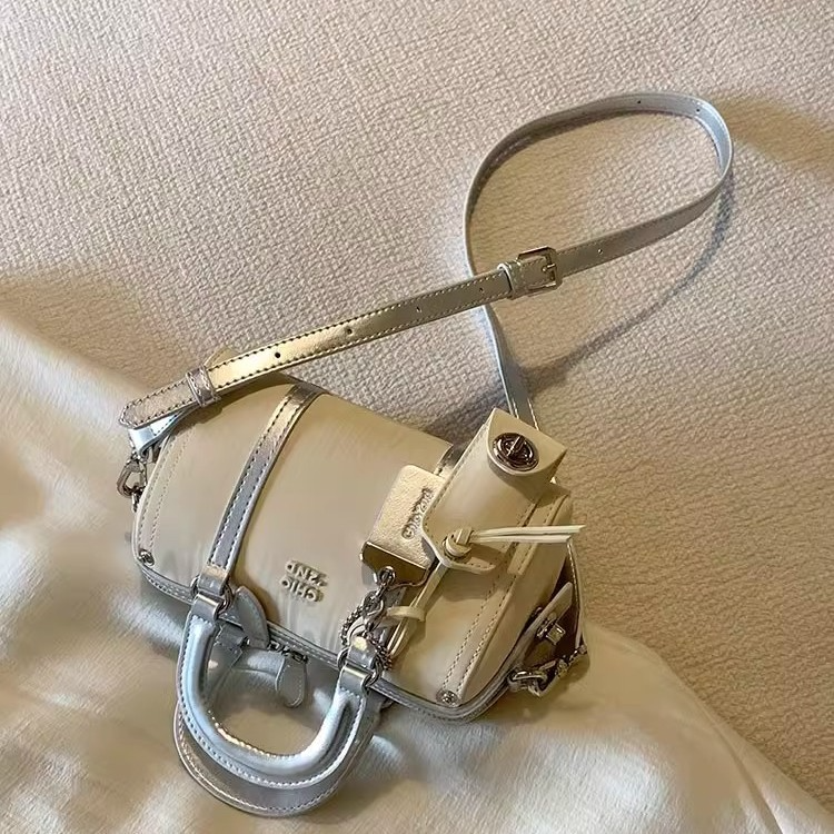 Handtasche mit Silberakzenten ⎜ Stilvolle Leder-Umhängetasche mit Praktischem Anhänger und Modernem Look