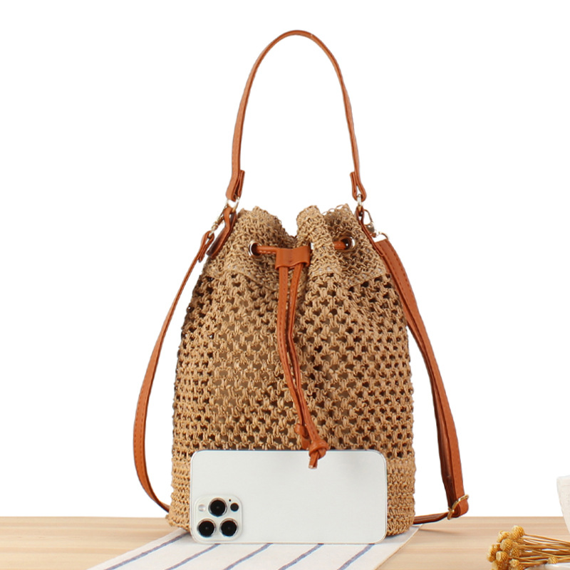 Damen Beuteltasche aus Strohgeflecht ⎜ Sommerliche Umhängetasche mit Kordelzug und verstellbarem Schulterriemen