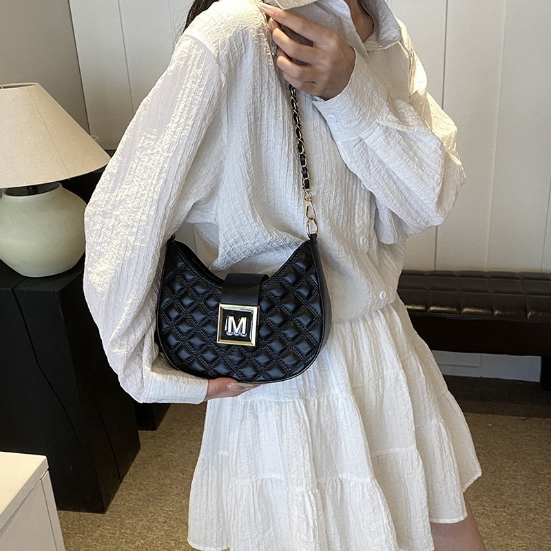 Schultertasche für Damen ⎜ Modische Kettentasche mit Rautenmuster und Halbmondform für Ausgehen und Alltag
