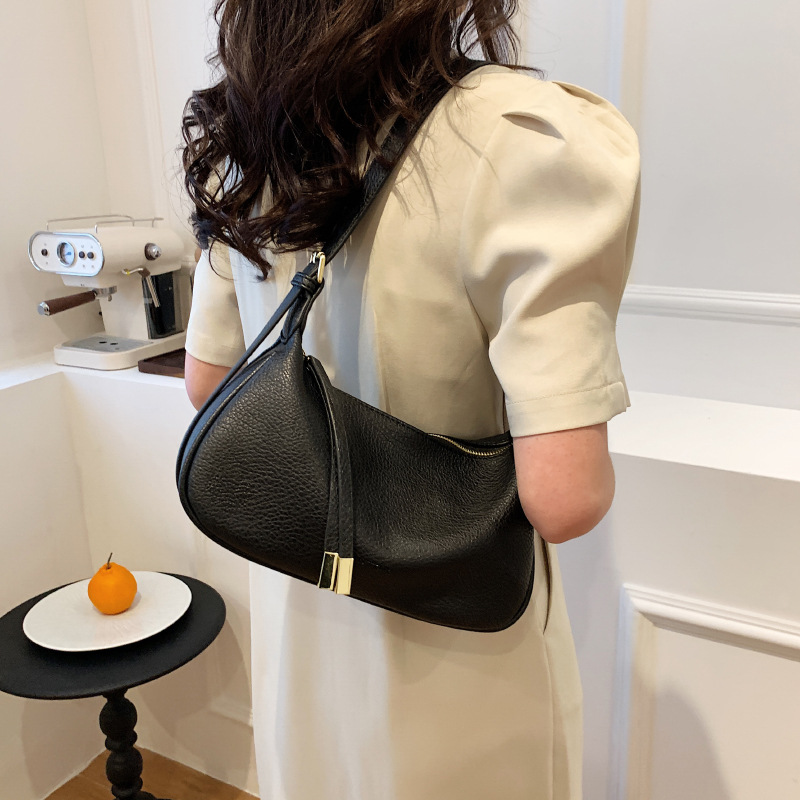 Schultertasche für Damen ⎜ Modische Halbmond-Bag aus Kunstleder mit Reißverschluss und kurzem Tragegriff