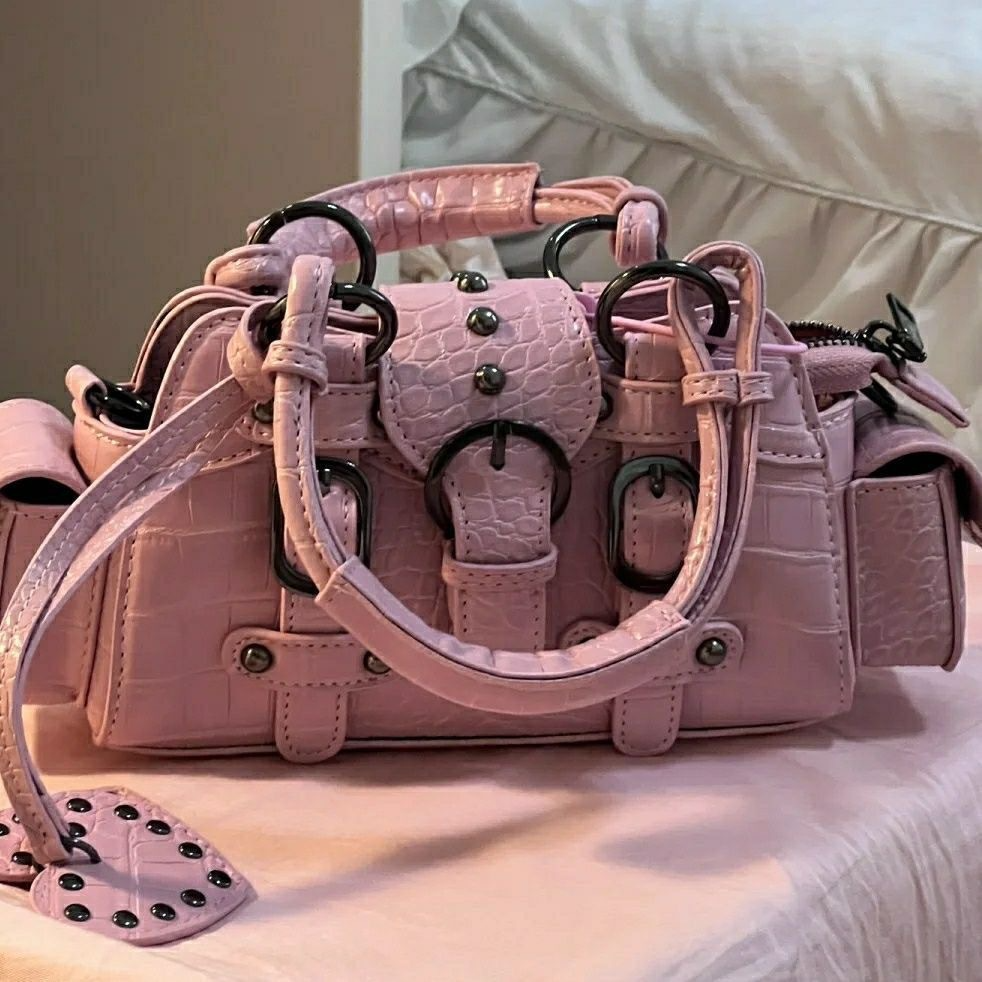 Handtasche mit Nieten und Griff ⎜ Kleine Umhängetasche für Damen im Krokolook mit Verstellbarem Riemen