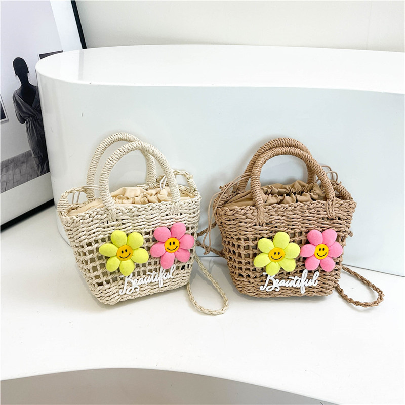 Damen Korbtasche ⎜ Vielseitige Handtasche mit sommerlichem Design und fröhlichen Blütenapplikationen