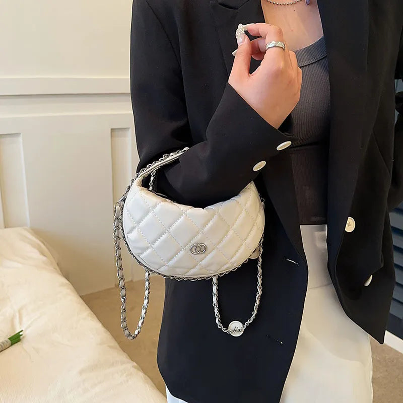 Umhängetasche für Damen ⎜ Gestepptes Halbmond-Design mit Kettengurt für elegante Sommer-Looks