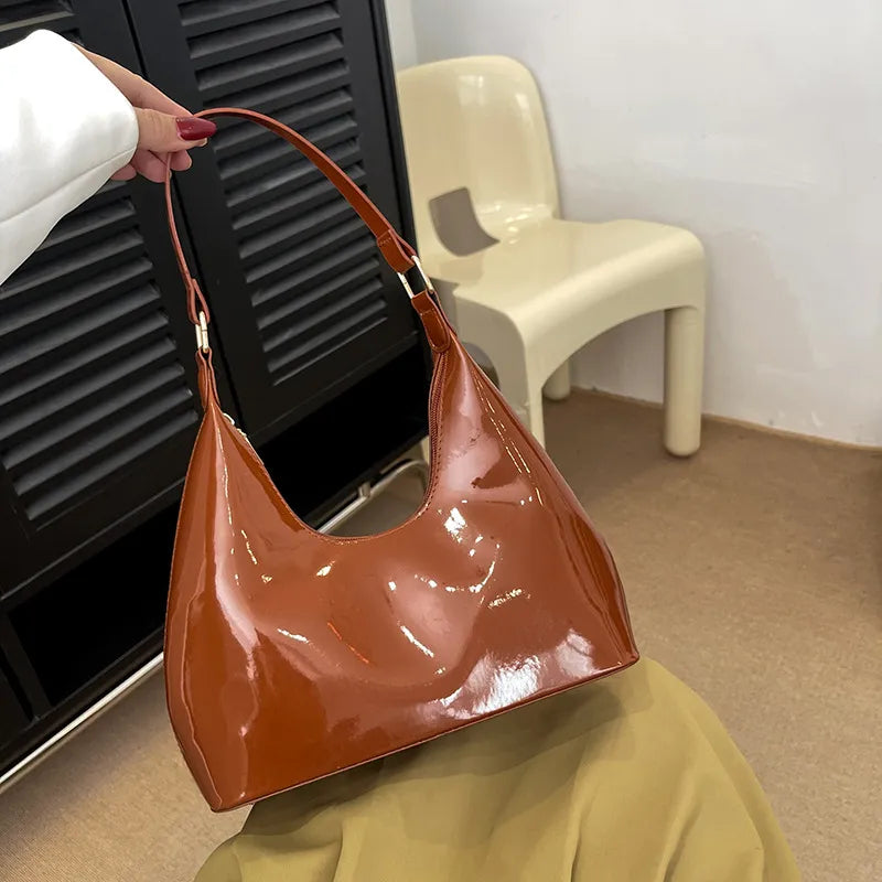 Schultertasche für Damen ⎜ Glänzende Handtasche in Lackleder-Optik mit modernem Design für jeden Anlass