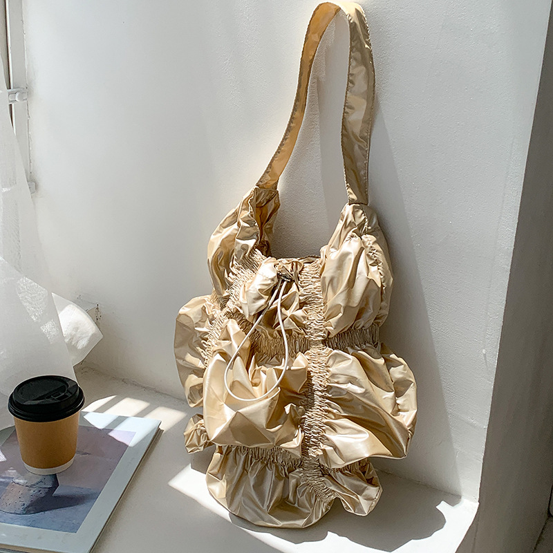 Faltentasche für Damen ⎜ Besondere Design mit Rüschen und großzügigem Stauraum