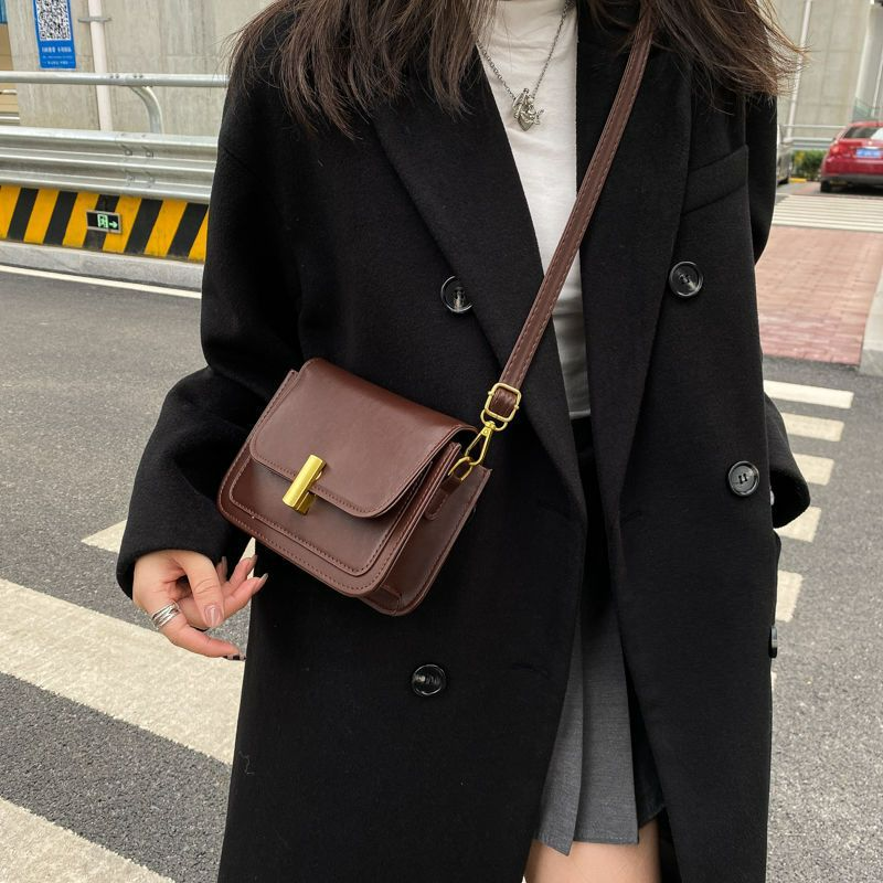 Umhängetasche für Damen ⎜ Kompakte Schultertasche in Retro-Optik mit Magnetverschluss und elegantem Design