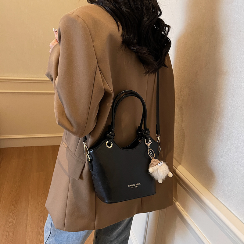 Damen Umhängetasche ⎜ Kompakte PU-Schultertasche mit Reißverschluss und süßem Anhänger für den Alltag