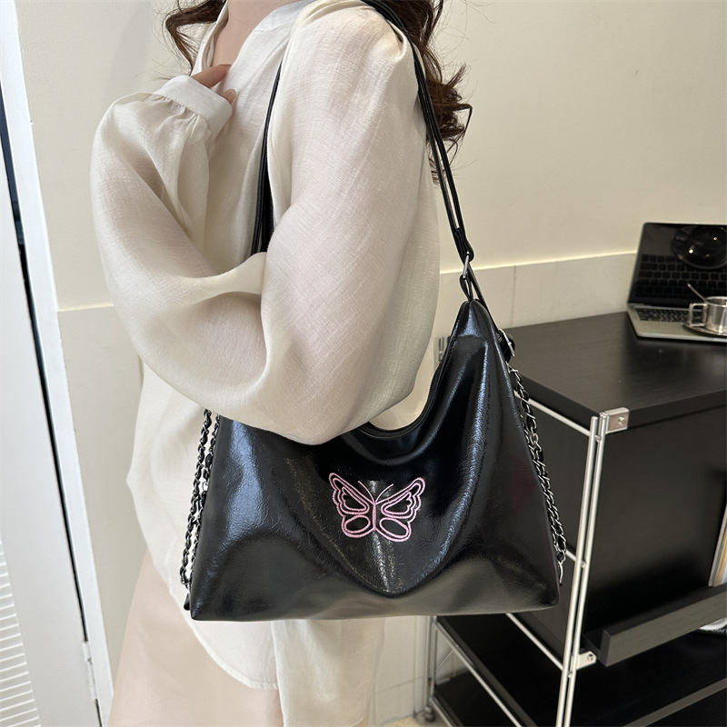 Schultertasche für Damen aus Kunstleder ⎜ Weiche Bucket Bag mit Schmetterling und viel Platz für Alltag und Freizeit