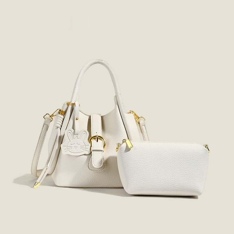 Handtasche mit Kaninchen-Anhänger ⎜ Stylische Umhängetasche mit Praktischer Tasche und Goldenen Details