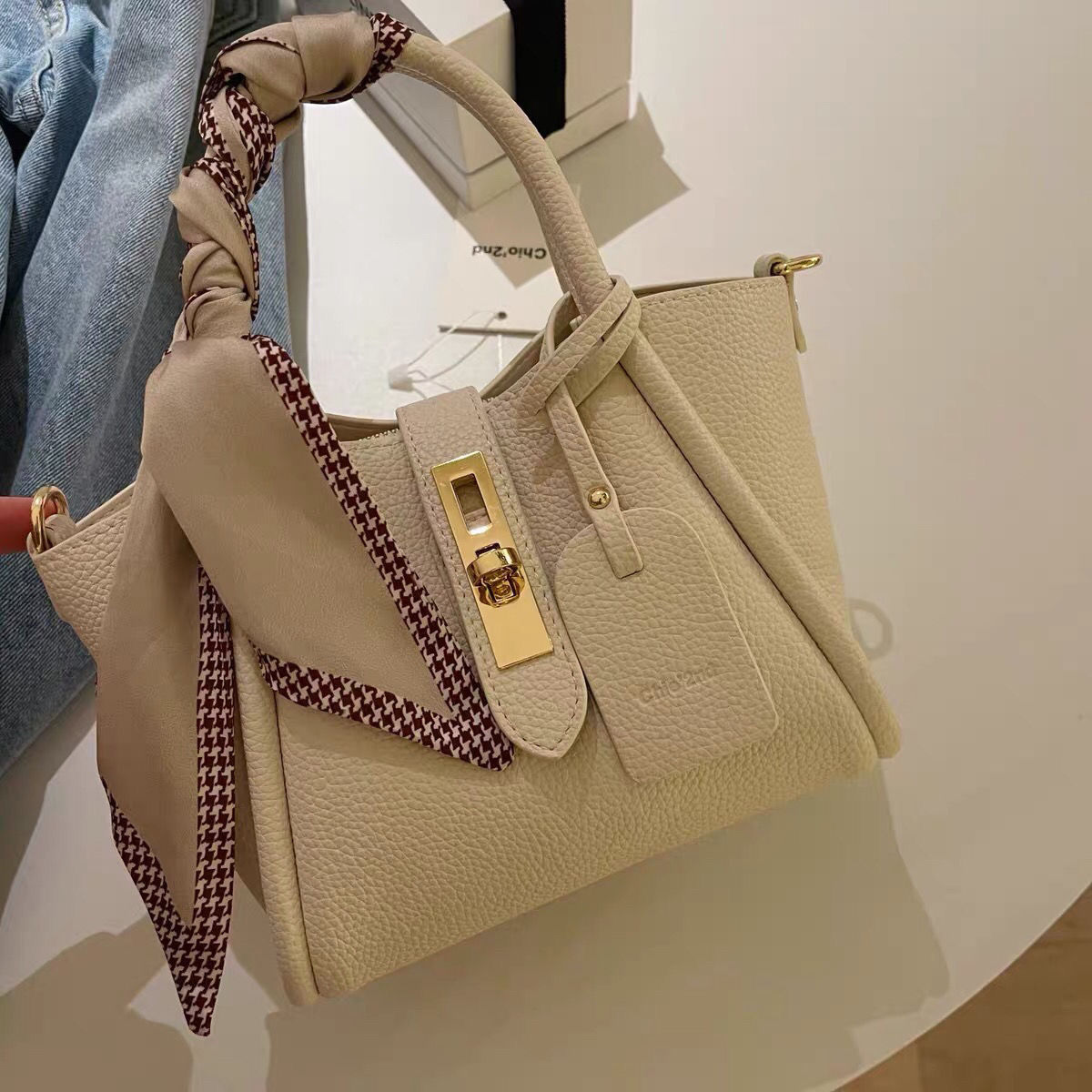 Elegante Handtasche für Damen ⎜ Weiße Tasche mit Dekorativem Schal und Goldenen Details