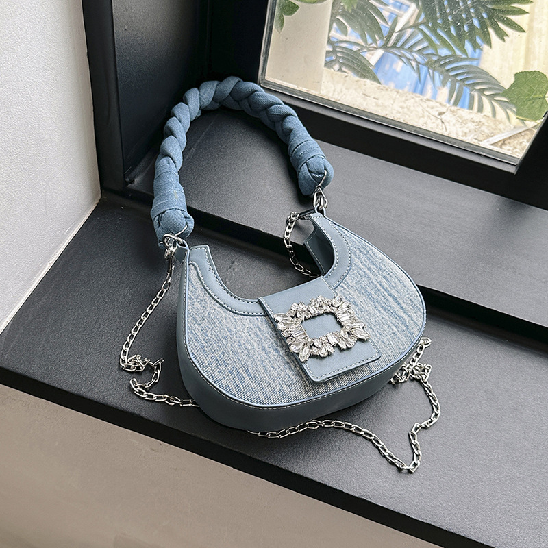 Schultertasche für Damen ⎜ Halbmondtasche aus Denim mit Zierschnalle und geflochtenem Griff für stylische Outfits