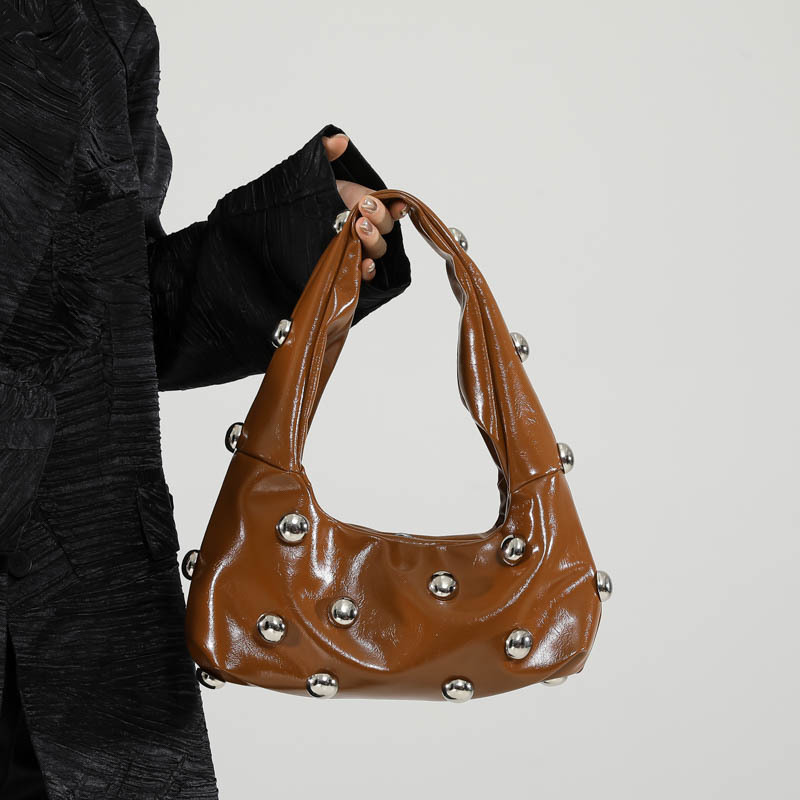 Schultertasche für Damen ⎜ Auffällige Handtasche in Lack-Optik mit Metallnieten und modernem Design
