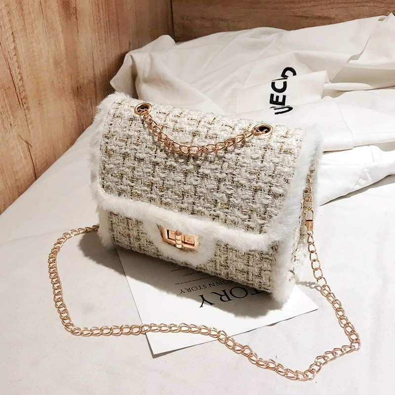 Damen Schultertasche im Karodesign ⎜ Elegante Umhängetasche mit Kette und weichem Randbesatz