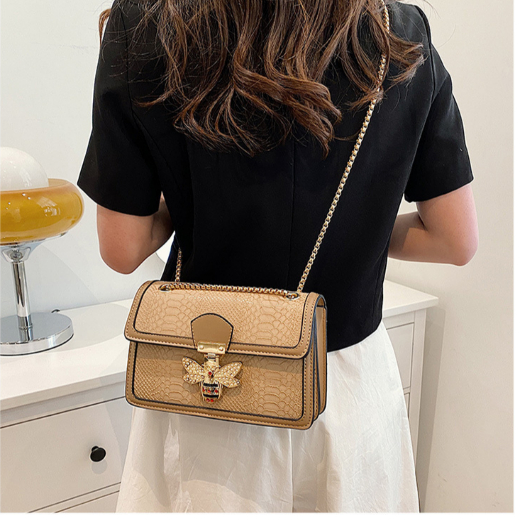 Modische Schultertasche für Damen ⎜ Trendiges Design mit glänzendem Kettenhenkel und auffälligem Verschluss