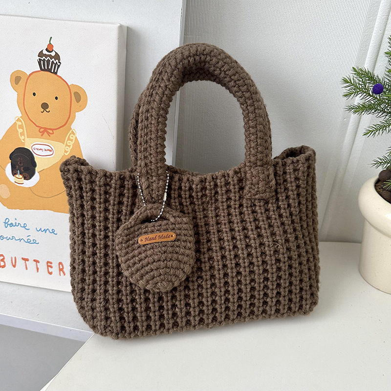 Handtasche für Damen ⎜ Handgemachte Stricktasche aus weichem Garn mit kurzem Henkel und charmantem Design