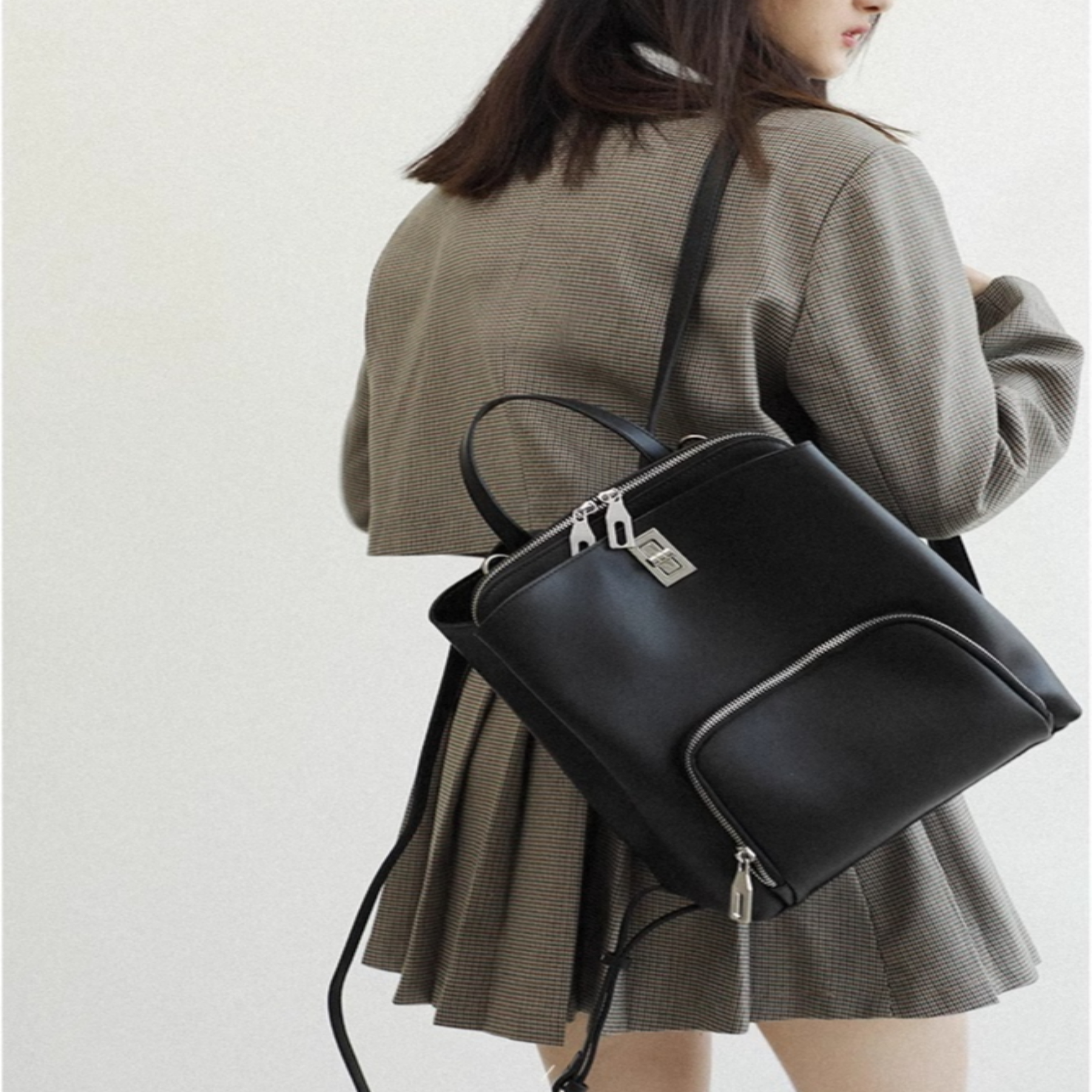 Lederrucksack für Damen ⎜ Schlichtes Design mit Reißverschluss und verstellbaren Trägern