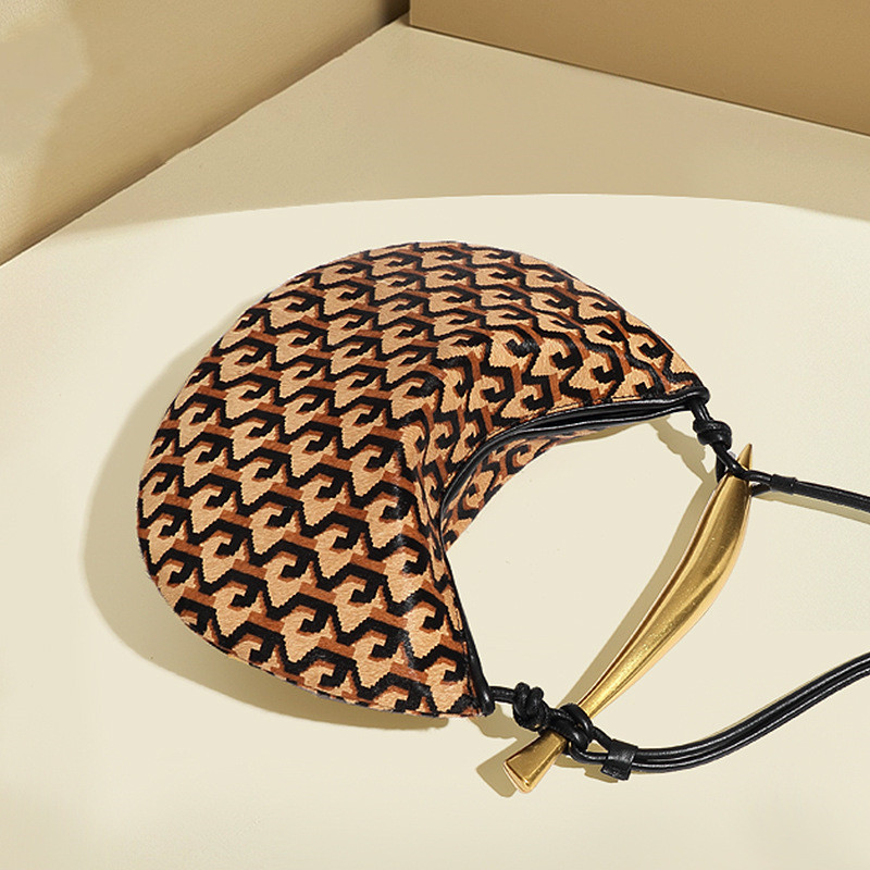 Schultertasche für Damen ⎜ Stylische Halbmondtasche mit goldfarbenem Griff und auffälligem Fellmuster für besondere Looks