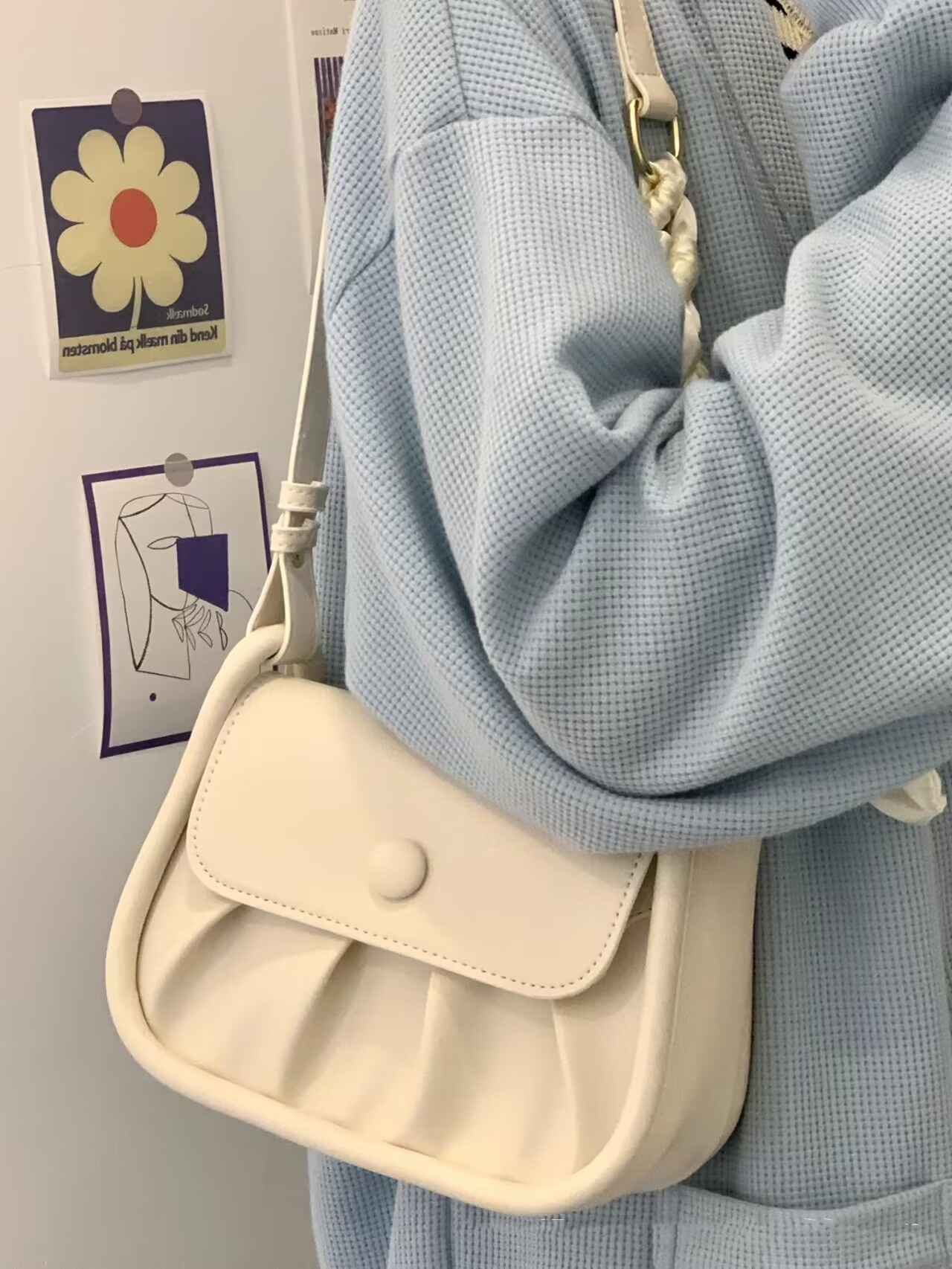 Schultertasche für Damen ⎜ Kleine, gepuffte Umhängetasche im Alltagsstil mit praktischem Verschluss