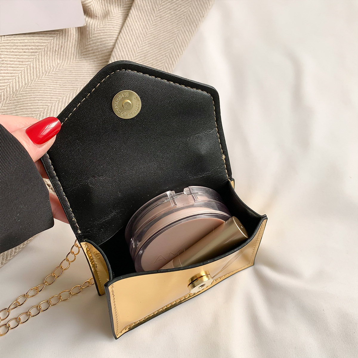 Mini Tasche für Damen ⎜ Glänzende Umhängetasche mit Kette für Lippenstift und Kleinigkeiten