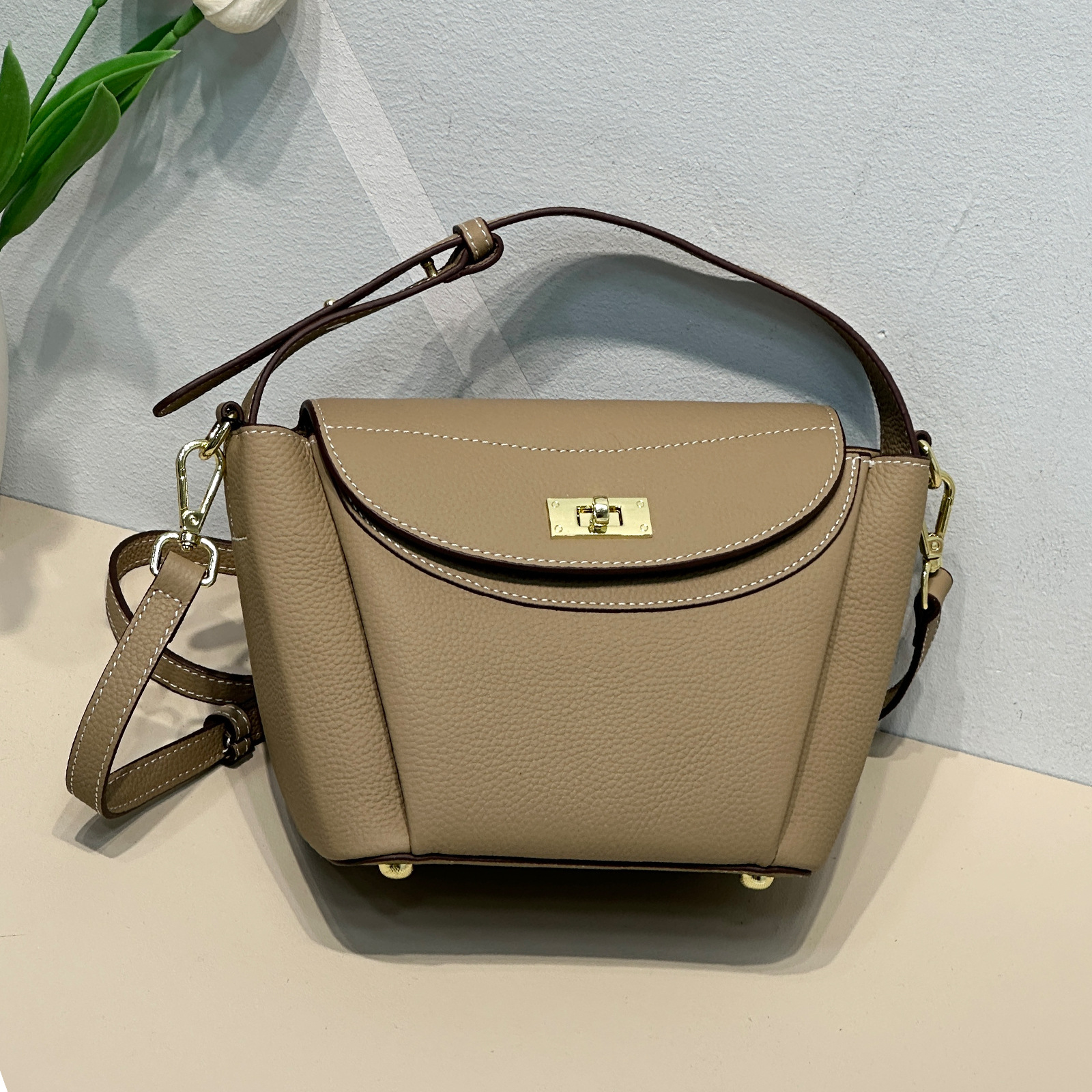 Schultertasche für Damen in Pastellfarbe ⎜ Elegante Umhängetasche mit Drehverschluss für Alltag und Ausgehen