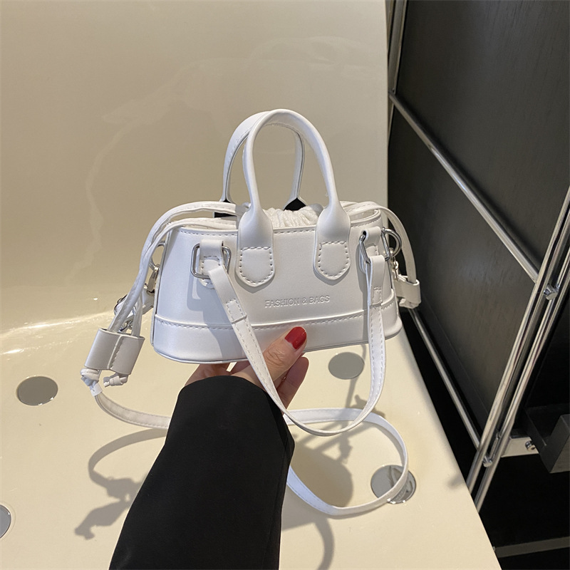 Mini Handtasche für Damen ⎜ Farbige Umhängetasche mit Tragegriff für Alltag, Party und stilvolle Outfits