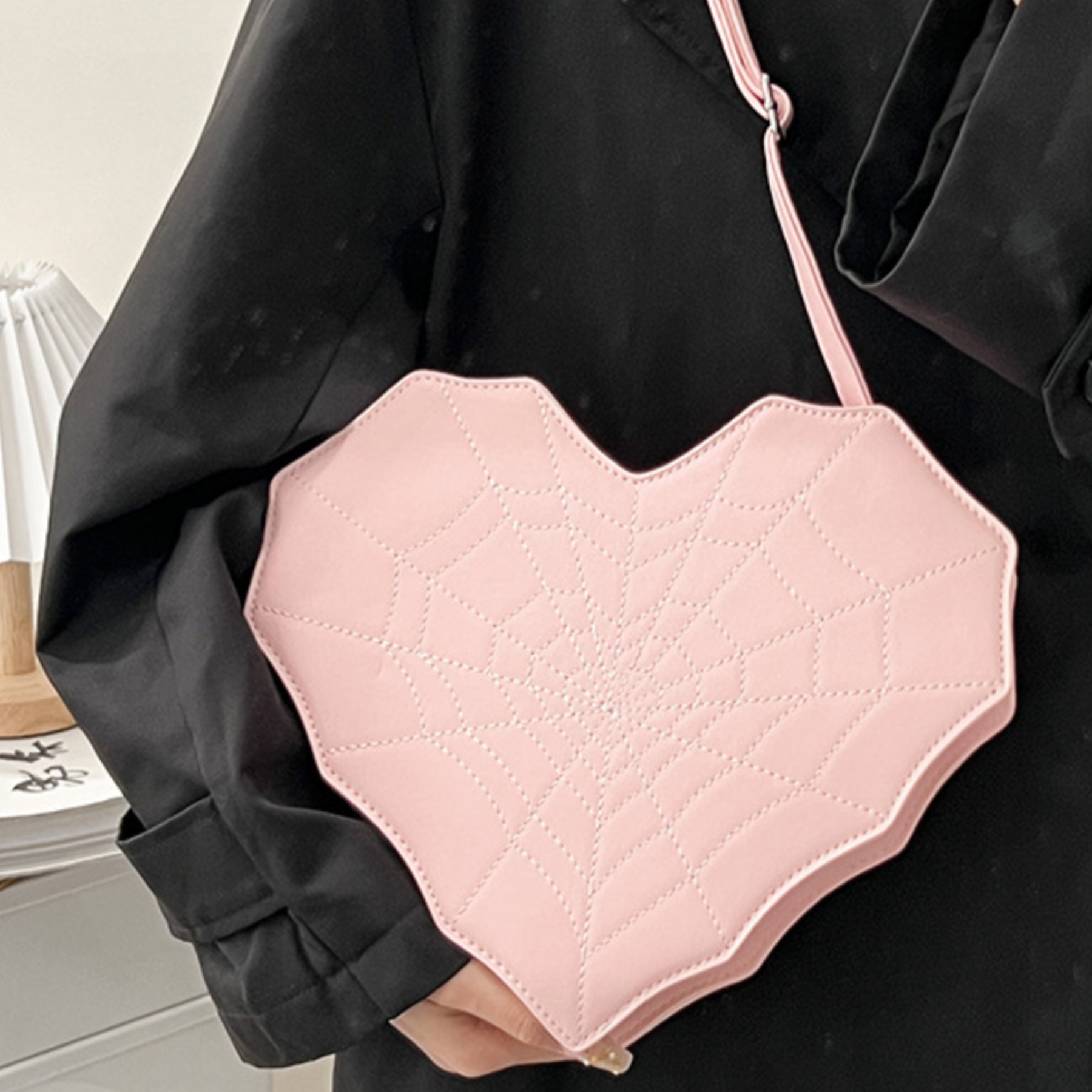 Umhängetasche für Damen ⎜ Herzförmige Crossbody-Tasche mit Spinnennetz-Design für individuelle Styles