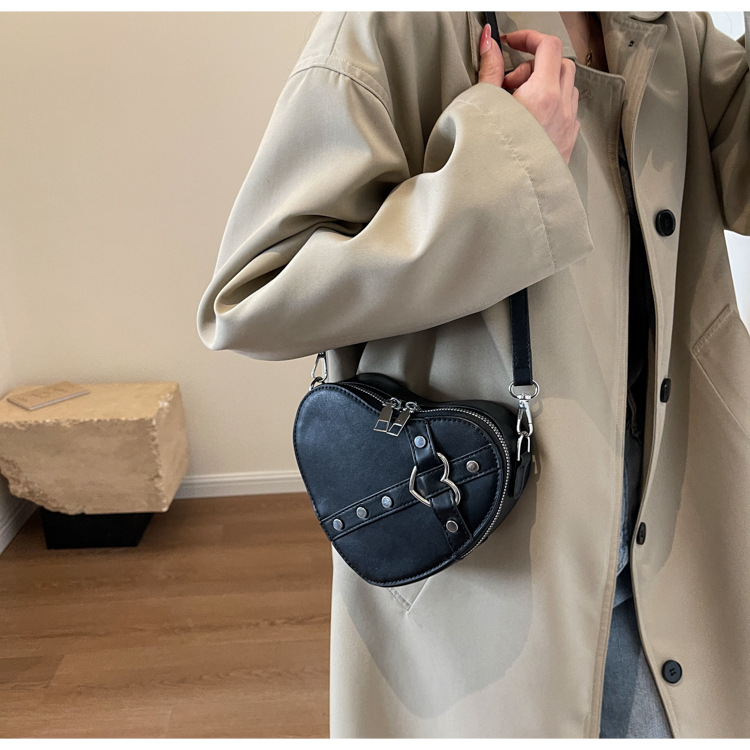 Damen Umhängetasche ⎜ Modische Herzform mit Verstellbarem Gurt und Stilvollem Riemendetail