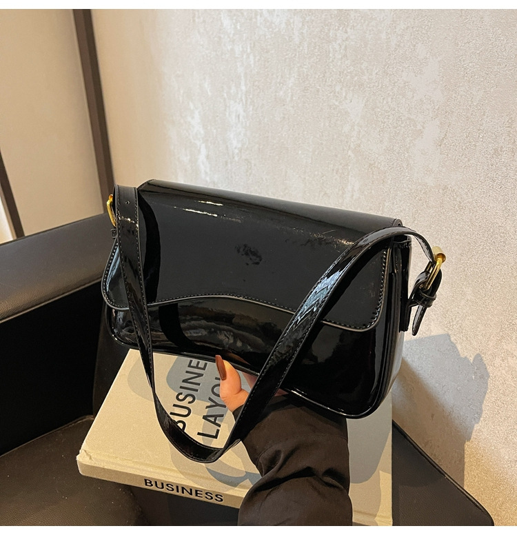 Schultertasche für Damen ⎜ Glänzende Umhängetasche mit schlichtem Design für elegante Outfits und Alltag