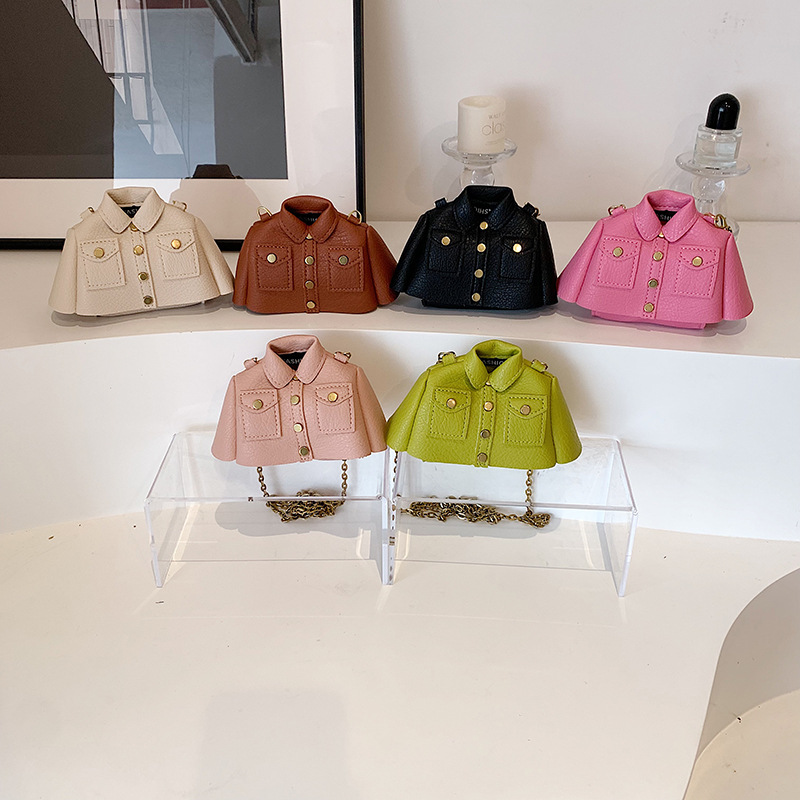 Mini Umhängetasche für Damen ⎜ Kreative Schultertasche in Jackenform mit Kette für Lippenstift und Essentials