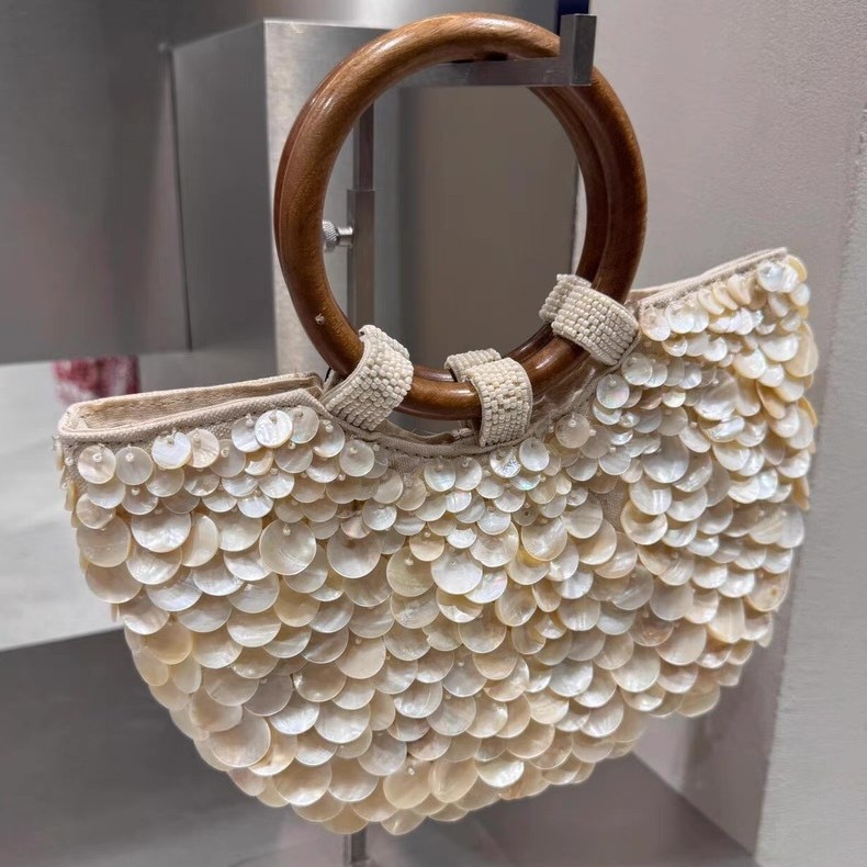 Handtasche aus Muscheln ⎜ Elegante Damen Tasche mit Holzgriffen und handgefertigten Details