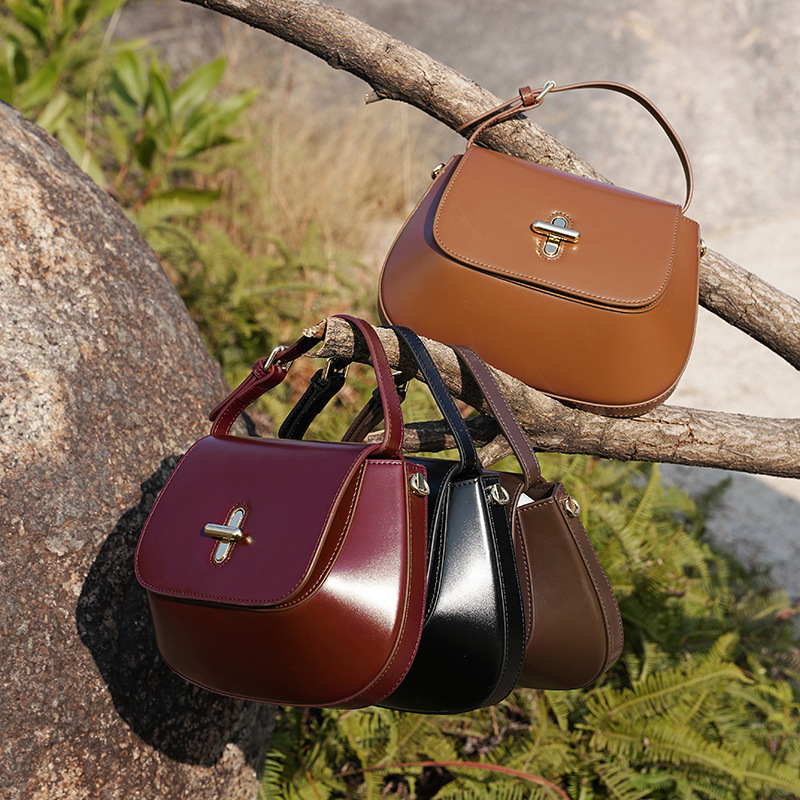 Damen Umhängetasche aus Leder ⎜ Elegante Schultertasche mit Drehverschluss und stabilem Tragegriff