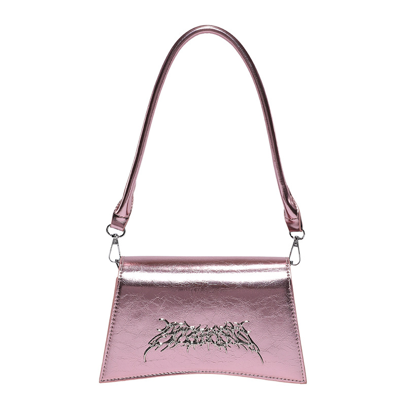Modische Umhängetasche für Damen ⎜ Trendige Tasche im Metallic-Look mit auffälligem Design und Kettenakzent