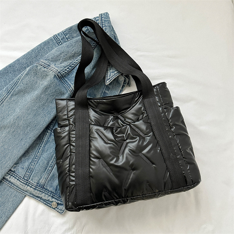 Schultertasche für Damen ⎜ Gepolsterte Wintertasche mit Seitentaschen und breiten Tragegriffen für den Alltag