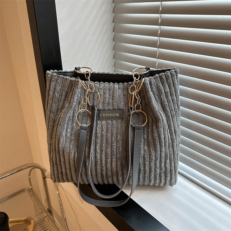 Damen Schultertasche aus Cord ⎜ Geräumige Umhängetasche mit dicken Streifen und modernem Design