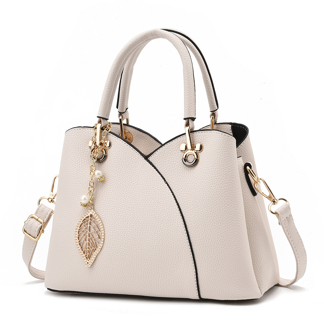 Elegante Damentasche ⎜ Vielseitige Handtasche mit goldenen Akzenten und stilvollem Blattanhänger