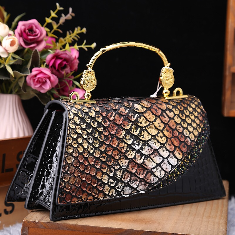 Schultertasche für Damen ⎜ Elegante Handtasche im edlen Schlangenleder-Design mit goldenen Akzenten