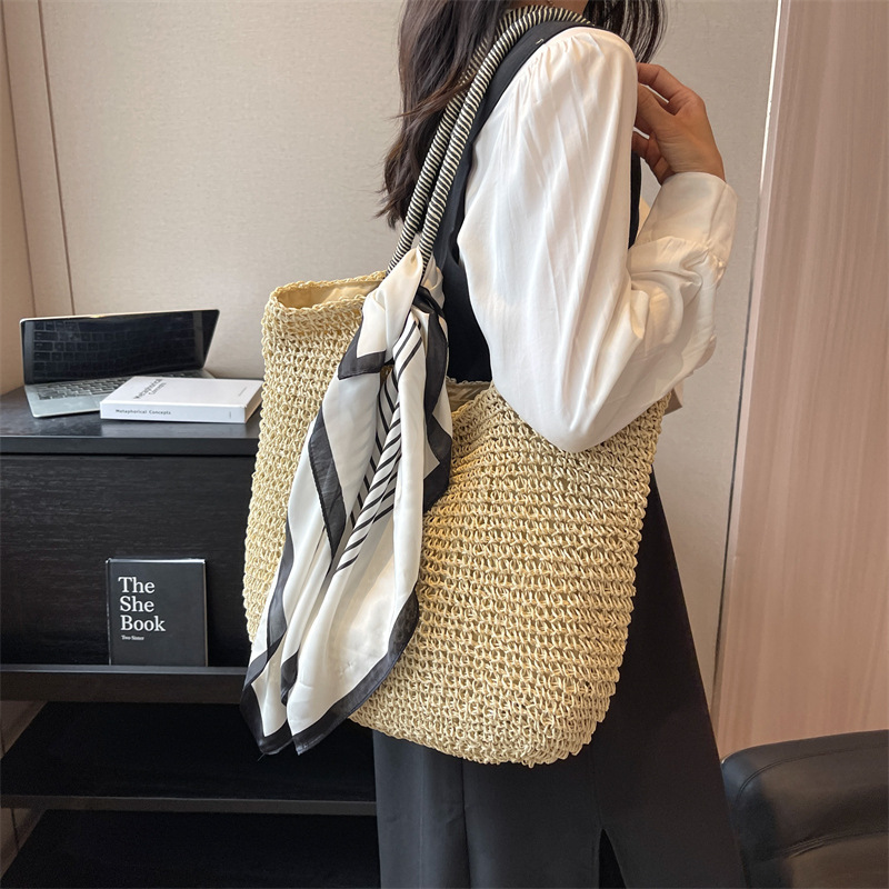 Strandtasche für Damen aus Strohgeflecht ⎜ Geräumige Schultertasche mit Tuch für Urlaub, Shopping und Sommerlooks