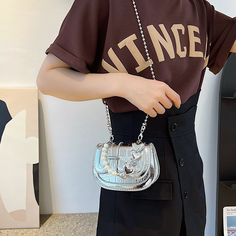 Mini Umhängetasche für Damen ⎜ Modische Satteltasche mit Perlenkette für Party und Streetstyle-Looks