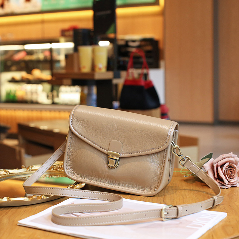 Damen Umhängetasche ⎜ Geräumige Ledertasche mit Schnappverschluss für Büro und Alltag