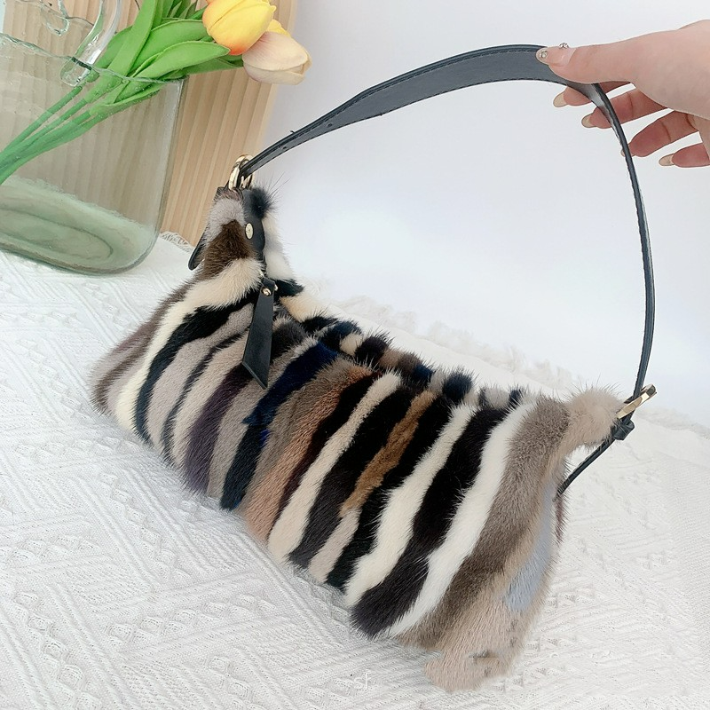 Kunstfell Schultertasche ⎜ Modische Tasche im gestreiften Design