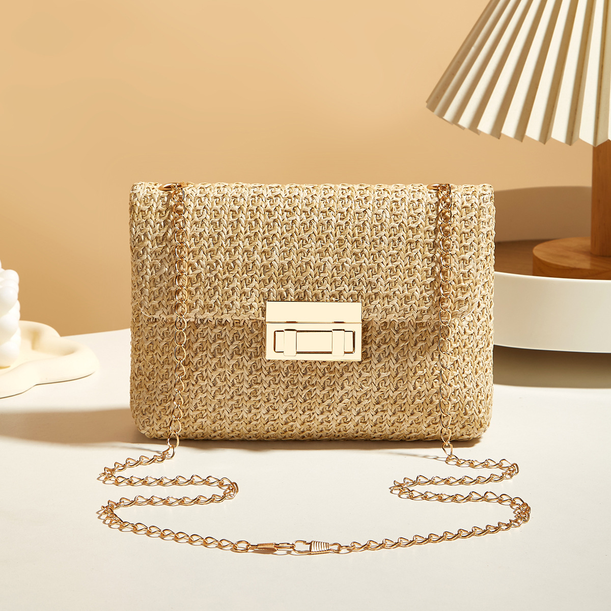Damentasche aus Strohgeflecht ⎜ Elegante Umhängetasche mit Drehverschluss und goldener Kettenriemen