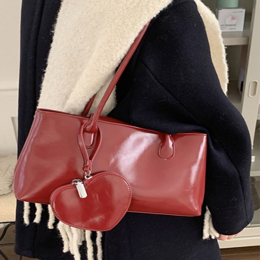 Damentasche mit Anhänger ⎜ Geräumige Schultertasche aus glänzendem Kunstleder mit Herz-Münzfach
