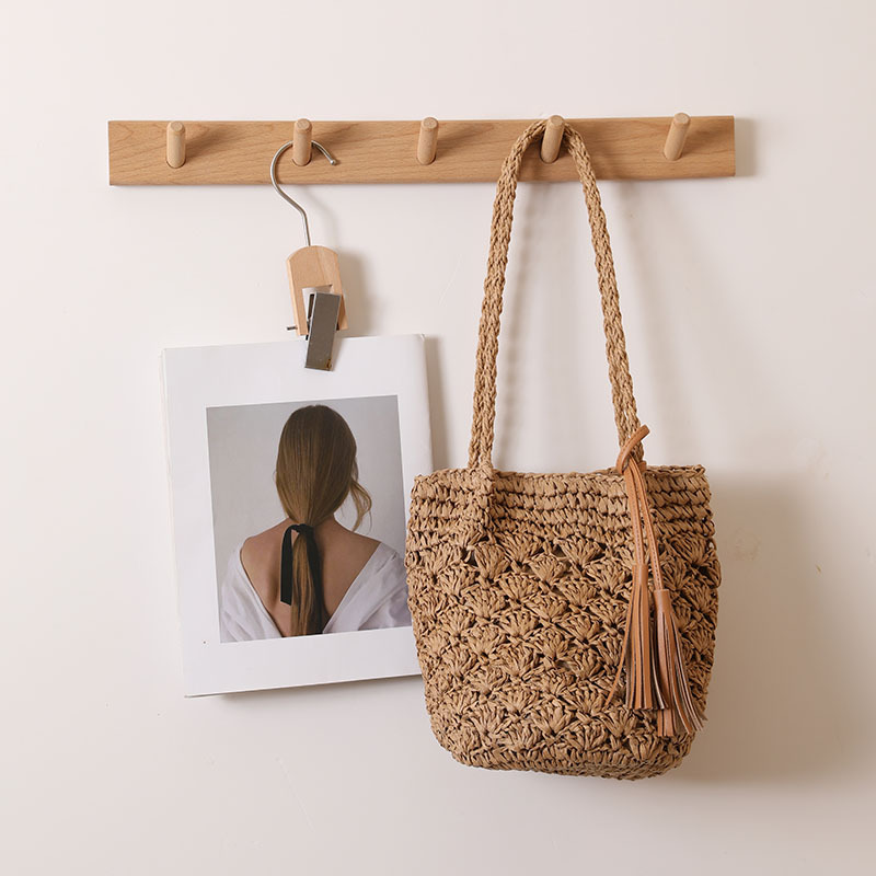 Damen Strohtasche ⎜ Leichte Umhängetasche mit modischem Quastenanhänger und luftiger Flechtoptik